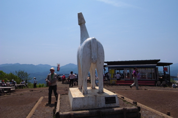 白馬の像